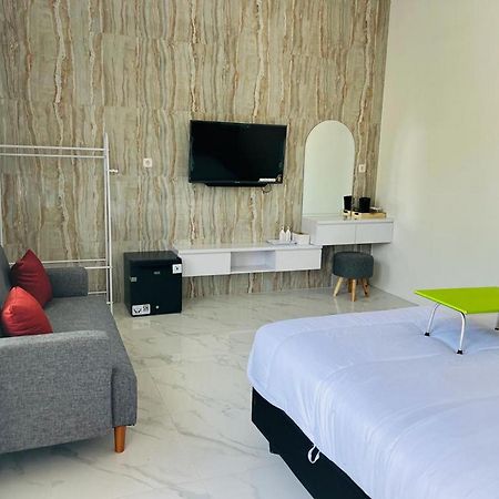 Urbanview Hotel Nimara Ngawi By Reddoorz Ngoại thất bức ảnh