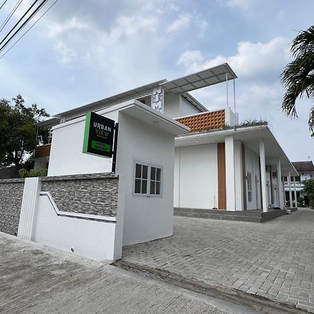 Urbanview Hotel Nimara Ngawi By Reddoorz Ngoại thất bức ảnh