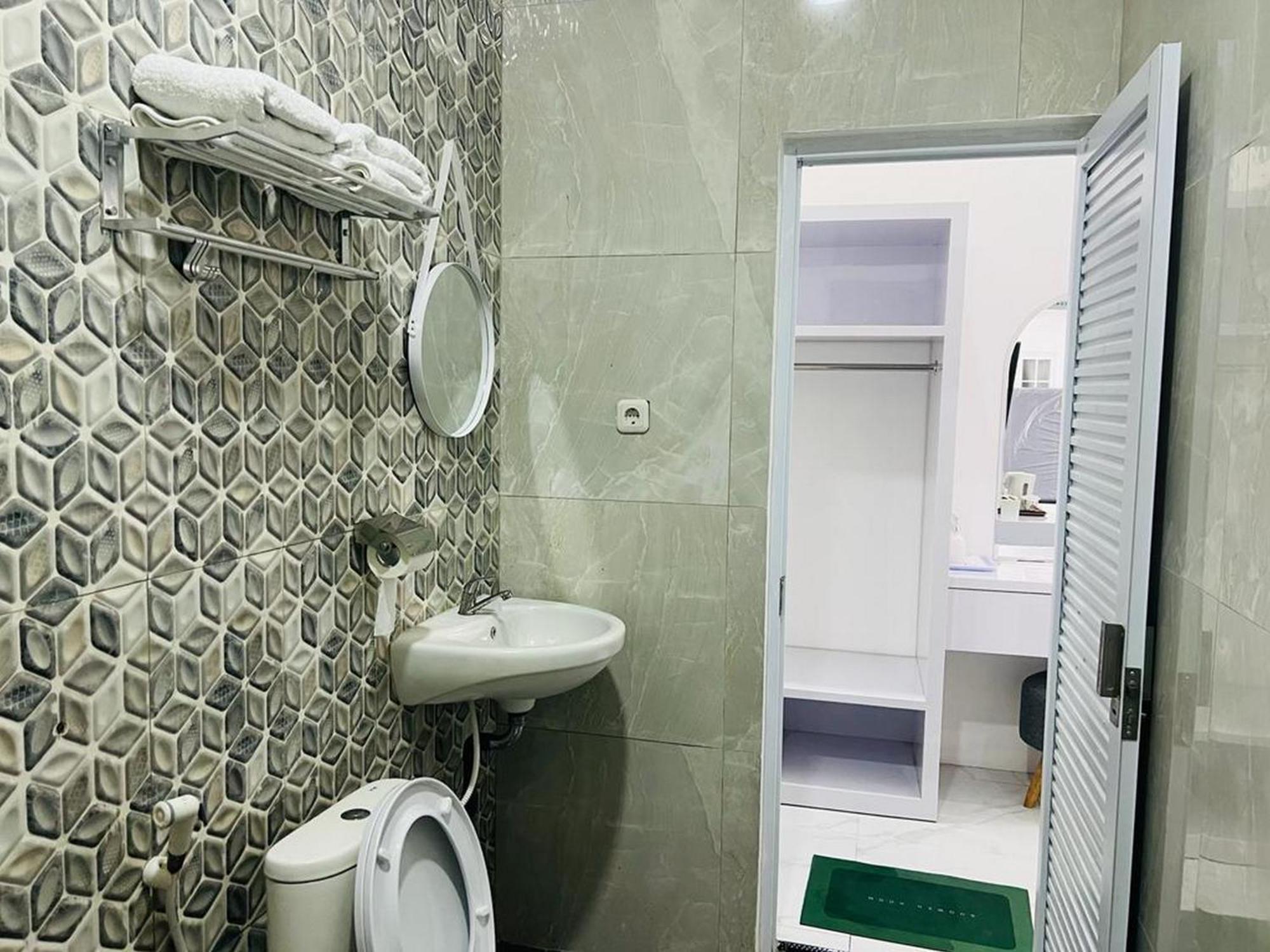 Urbanview Hotel Nimara Ngawi By Reddoorz Ngoại thất bức ảnh
