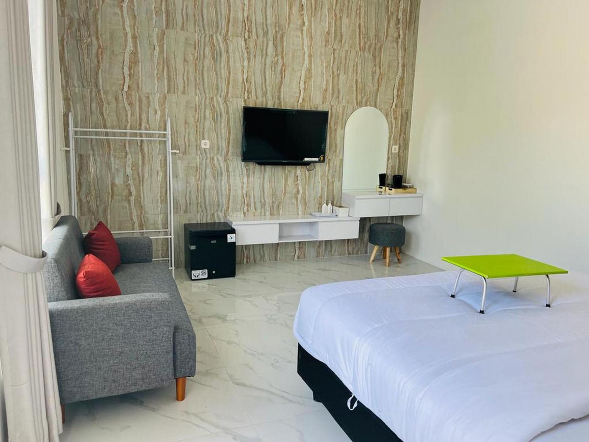 Urbanview Hotel Nimara Ngawi By Reddoorz Ngoại thất bức ảnh
