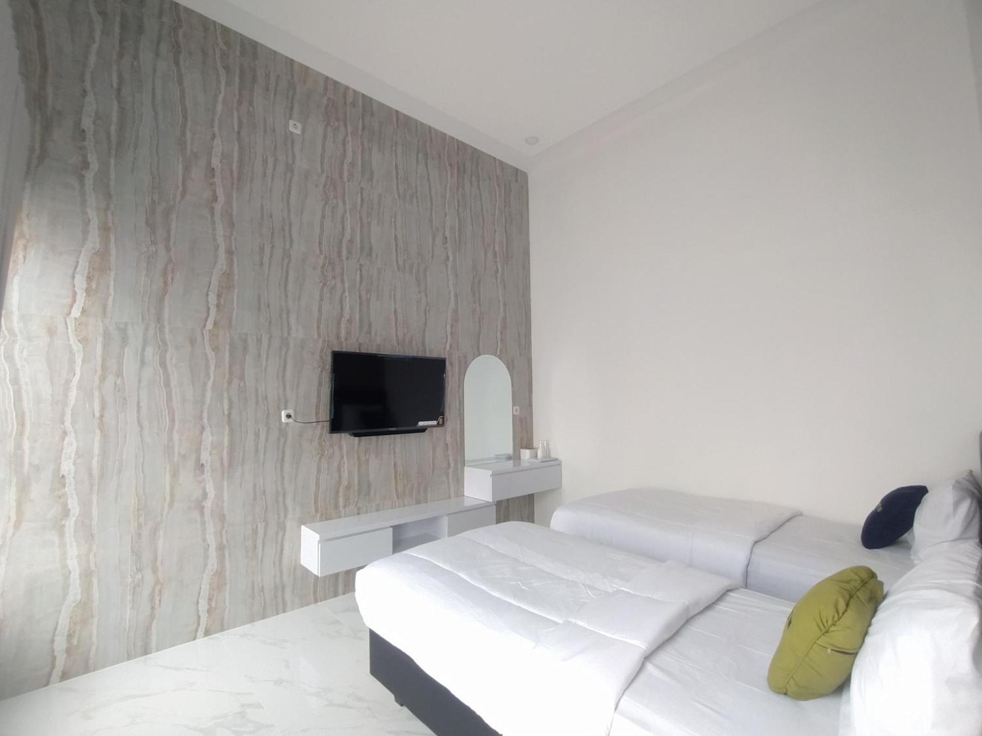 Urbanview Hotel Nimara Ngawi By Reddoorz Ngoại thất bức ảnh