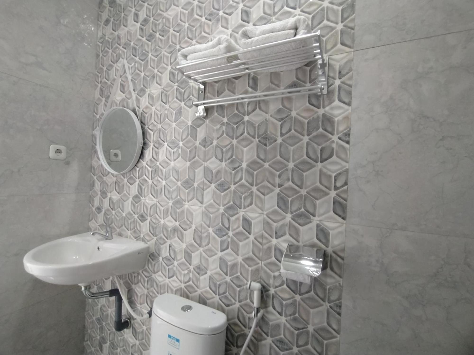 Urbanview Hotel Nimara Ngawi By Reddoorz Ngoại thất bức ảnh