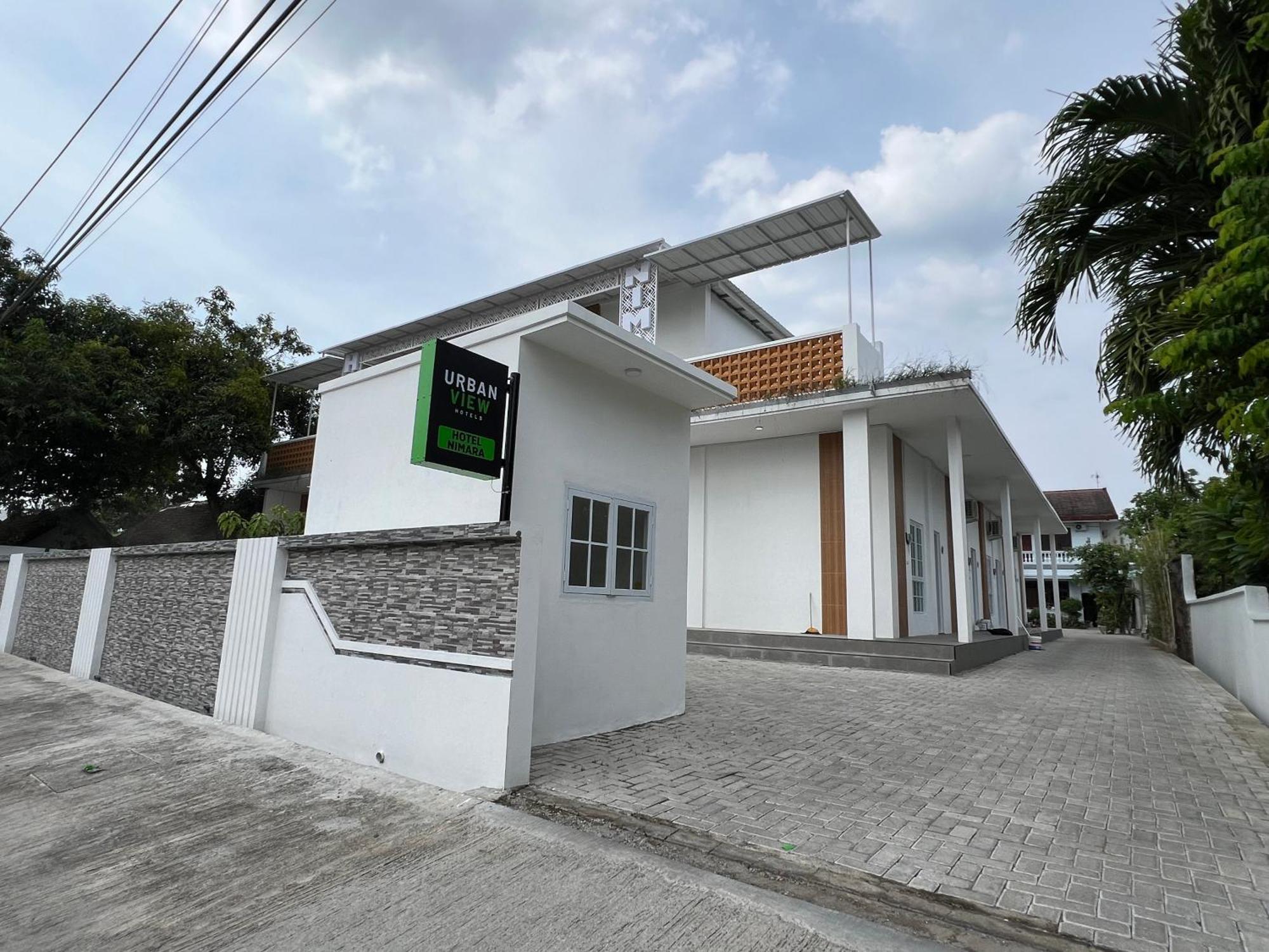 Urbanview Hotel Nimara Ngawi By Reddoorz Ngoại thất bức ảnh
